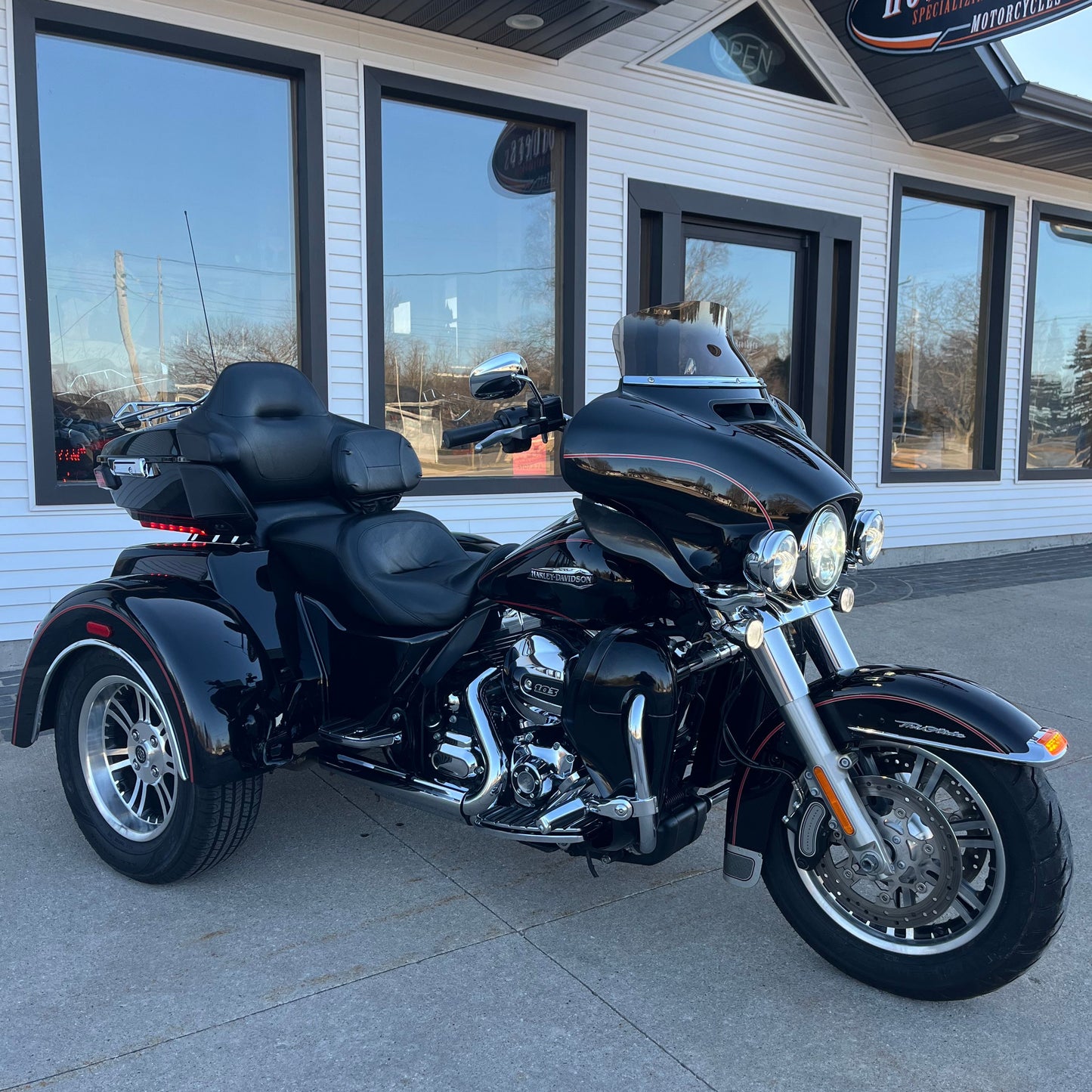 2016 Harley-Davidson FLHTCUTG Tri Glide Ultra